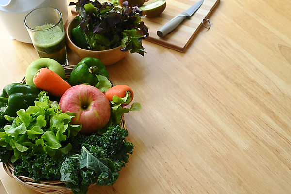 포토 JPG 해외이미지 채소 피망 잔 사람없음 당근 사과 식칼 풋사과 건강식 나무그릇 카피스페이스 식단관리 라탄바구니 해독주스 해외202309 해외포토 그릇 식기 음식 과일 주방용품 뿌리채소 목재 바구니 주스 공백 파일형식