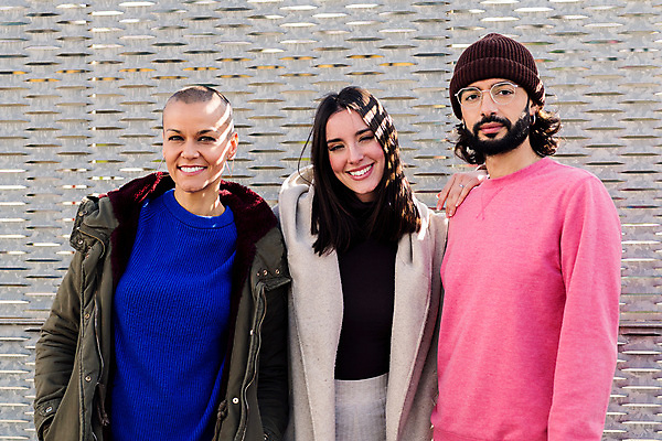 포토 JPG 해외이미지 라이프스타일 응시 여자 남자 행복 포옹 함께함 3 미소 사람 성인 가로 세명 친구 우정 기쁨 도시 그룹 결합 순간 해외202309 해외포토 시선 감정 컨셉 관계 안기 표정 생활 파일형식