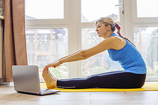 포토 JPG 해외이미지 백인 라이프스타일 여자 행복 스포츠 포즈 인터넷 신체 요가 아침 바닥 주택 실내 건강 한명 사람 성인 내부 노트북 운동복 컴퓨터 운동 뷰티 스트레칭 방 에너지 매트 관찰 몸무게 유연 날씬함 연습 온라인 동영상 돌봄 필라테스 반복 해외202309 해외포토 주간 서양인 1 웰빙 옷 감정 모션 건물 생활 전자제품 몸매 파일형식