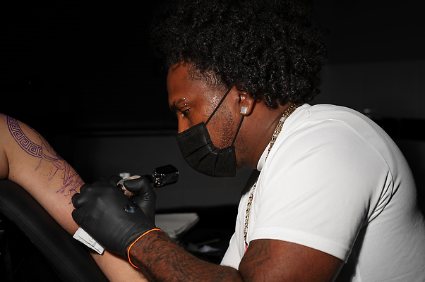 포토 JPG 해외이미지 직업 라이프스타일 손 디자인 남자 포즈 장갑 흑인 신체 잉크 실내 창조 미술 사람 성인 두명 유행 상점 검은색 어둠 기계 공구 표현 업무 바늘 그리기 닫기 시원함 문신 고객 집중 피부 그림 예술가 팔 주인 위생관리 진짜 살균 해외202309 해외포토 서양인 잡화 컬러 컨셉 모션 문화예술 관리 내부 생활 신체부위 도구 작업 파일형식