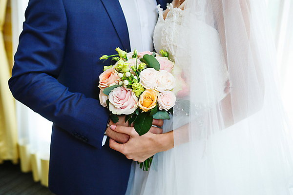 포토 JPG 해외이미지 여자 남자 부케 웨딩드레스 결혼식 들기 정장 상반신 성인 두명 옆모습 신랑신부 성인만 해외202309 해외포토 드레스 옷 신부_웨딩 뷰포인트 꽃다발 신랑 결혼 모션 사람 파일형식