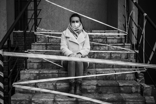 포토 JPG 해외이미지 백인 1 라이프스타일 유럽 리본 얼굴 여행 백그라운드 거리 프레임 건강 경고 가면 한명 사람 야외 여행객 고통 환자 금지 흰색 도시 바이러스 보호 질병 사인 보안 감염 전염병 해외202309 해외포토 서양인 감정 나라 컬러 컨셉 의학 안전 생활 신체부위 파일형식