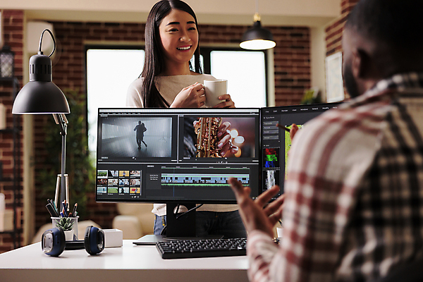 포토 JPG 해외이미지 벽돌 실내 대화 들기 동양인 상반신 뒷모습 그래픽 모니터 머그컵 스탠드 키보드 그래픽디자이너 영상편집 해외202309 해외포토 뷰포인트 모션 조명 말하기 인종 내부 컵 컴퓨터 디자이너 파일형식