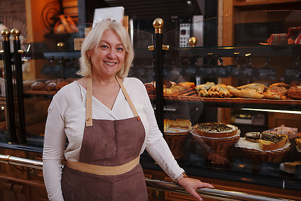 포토 JPG 해외이미지 여자 노년 행복 할머니 빵 한명 상반신 앞모습 기댐 앞치마 빵집 진열장 노인여자한명만 해외202309 해외포토 1 감정 음식 뷰포인트 모션 사람 성인 상점 여자한명만 노인여자만 파일형식