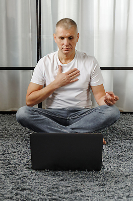 포토 JPG 해외이미지 백인 라이프스타일 남자 행복 선 스포츠 포즈 신체 요가 휴식 아파트 주택 실내 건강 한명 사람 앉기 성인 세로 노트북 운동복 컴퓨터 운동 방 관찰 중세 연습 명상 멀리 온라인 동영상 돌봄 해외202309 해외포토 서양인 1 웰빙 옷 감정 컨셉 모션 내부 건물 생활 전자제품 역사 파일형식