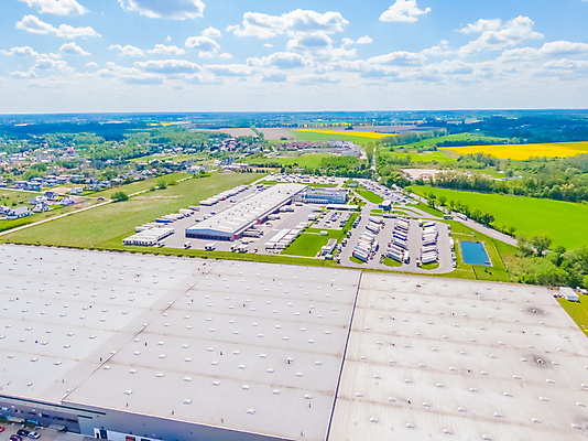 포토 JPG 해외이미지 산업 도로 여행 컨셉 밭 비즈니스 교통시설 자동차 안테나 사람없음 컬러풀 일몰 운전 트럭 화물 도시 고속도로 역 상품 정상 컨테이너 창고 상업 수납 짐차 무거움 트레일러 물류 항공촬영 드론 분배 터미널 공급 많음 해외202309 해외포토 길 육상교통 뷰포인트 컬러 교통 농업 통신 모션 노을 운송업 무게 시설 파일형식