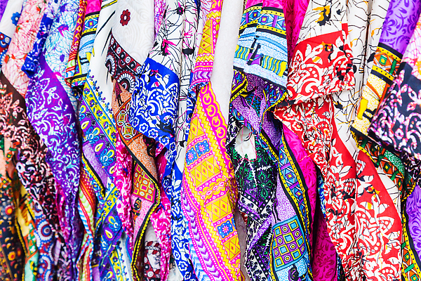 포토 JPG 해외이미지 전통 디자인 옷 꽃 백그라운드 패턴 태국 추상 사람없음 가로 여름 컬러풀 뷰티 세일 상점 직물 면 상품 수집 발리 커뮤니티 소매 구식 해외202309 해외포토 식물 계절 아시아 컬러 섬 무늬 인도네시아 파일형식