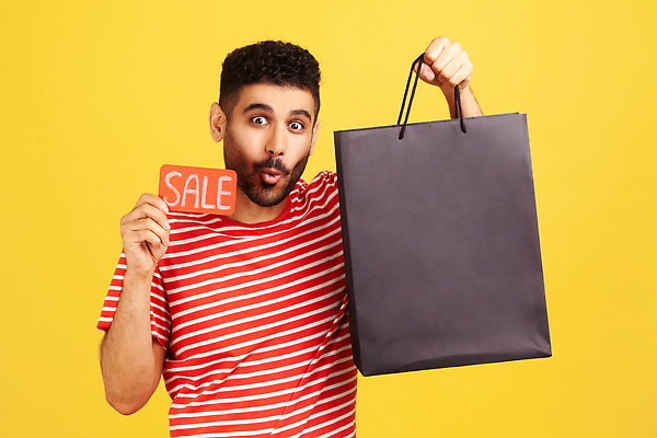 포토 JPG 해외이미지 알파벳 남자 한명 들기 상반신 성인 앞모습 쇼핑백 노란색 세일 팻말 절약 성인남자한명만 해외202309 해외포토 1 영어 뷰포인트 컬러 컨셉 가방 모션 프레임 사람 남자한명만 성인남자만 파일형식