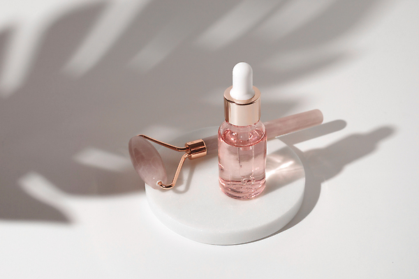 포토 JPG 해외이미지 백그라운드 그림자 사람없음 뷰티 화장품 마사지 원형 스킨케어 마사지용품 단상 공병 앰플 포디움 목업 해외202309 해외포토 도형 무대 오브젝트 병_담는 파일형식