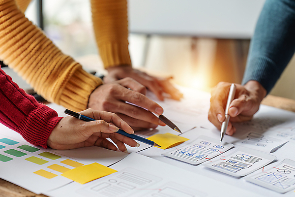 포토 JPG 해외이미지 직업 디자인 비즈니스 모바일 협력 아이디어 사람 동양인 사람없음 그래픽 스마트폰 사무실 디지털 웹 업무 어플리케이션 계획 토론 디자이너 책상 분석 레이아웃 온라인 개발 경영 반응 인터페이스 프로그래밍 프로젝트 와이어프레임 사용자 해외202309 해외포토 가구 컨셉 인터넷 인종 핸드폰 스마트기기 작업 파일형식