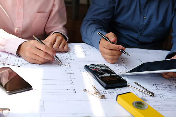 포토 JPG 해외이미지 직업 손 디자인 남자 종이 안경 비즈니스 건축양식 부동산 주택 직장 안전 사람 사람없음 건물 컴퓨터 사무실 공책 작업 엔지니어 재산 계획 안전모 헬멧 건축가 나침반 책상 측정 그림 테이프 청사진 공학 리빙 나누기 진짜 프로젝트 해외202309 해외포토 건축물 잡화 교육 건축 가구 컨셉 회사 문구용품 신체부위 금융 전자제품 수학 기술자 안전장비 보호장비 사칙연산 파일형식