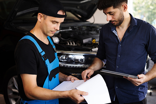 포토 JPG 해외이미지 직업 남자 유니폼 자동차 노동자 사람 두명 컴퓨터 알약 자료 시험 공구 업무 작업실 기술자 수리 토론 충돌 서비스 경영자 리프트 고정 엔진 정비공 모터 유지 배기가스 자동 차고 해외202309 해외포토 옷 교육 육상교통 전자제품 약 도구 작업 리더 파일형식