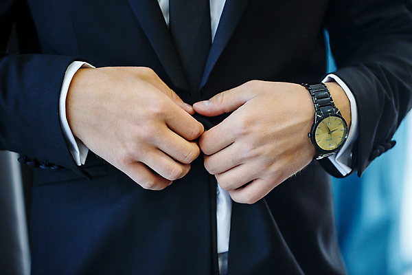 포토 JPG 해외이미지 손 남자 시계 신랑 결혼 결혼식 단추 한명 정장 상반신 성인 앞모습 축하 준비 단추잠그기 성인남자한명만 해외202309 해외포토 1 옷 뷰포인트 컨셉 모션 사람 이벤트 신체부위 남자한명만 성인남자만 파일형식