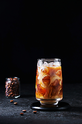 포토 JPG 해외이미지 전통 커피 음료 음식 백그라운드 컨셉 유리 탁자 아침 디저트 건강 사람없음 컵 갈색 식당 냉동 얼음 검은색 어둠 카페 우유 에너지 추위 신선 칵테일 바 붓기 달콤 떨어짐 큼 시원함 크림 큐브 메뉴 상쾌 바리스타 아일랜드 카푸치노 에스프레소 떨림 라떼 카페인 맛있는 해외202309 해외포토 주간 자연요소 직업 식기 감정 유럽 컬러 가구 모션 재질 유제품 주류 상점 맛 크기 파일형식