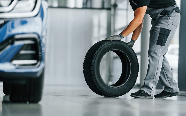 포토 JPG 해외이미지 남자 자동차 한명 성인 옆모습 기계 하반신 작업 기술자 수리 고장 타이어 열정 정비공 교체 자동차정비 정비소 성인남자한명만 해외202309 해외포토 직업 1 감정 육상교통 뷰포인트 사람 남자한명만 성인남자만 파일형식