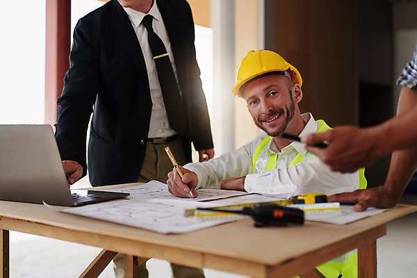 포토 JPG 해외이미지 직업 디자인 남자 산업 종이 컨셉 비즈니스 건축양식 탁자 노동자 주택 직장 안전 성인 두명 건물 초록색 사무실 장비 에너지 업무 작업 비즈니스맨 엔지니어 감독 계획 헬멧 건축가 디자이너 땅 그림 경영자 청사진 공학 개발 건축업자 계약자 프로젝트 해외202309 해외포토 건축물 교육 건축 컬러 가구 회사 사람 직장인 기술자 보호장비 계약 리더 파일형식