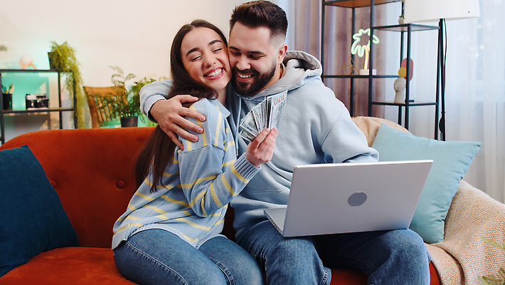 포토 JPG 해외이미지 직업 라이프스타일 커플 결혼 돈 거실 비즈니스 가정 가족 관계 성공 남편 아파트 주택 함께함 실내 두명 금융 경제 노트북 소파 달러 아내 비즈니스우먼 계산 구매 흥분 온라인쇼핑 대출 빚 수입 승자 예산 프리랜서 비용 해외202309 해외포토 여자 감정 컨셉 의자 사람 이벤트 내부 건물 생활 전자제품 쇼핑 직장인 재산 온라인 파일형식