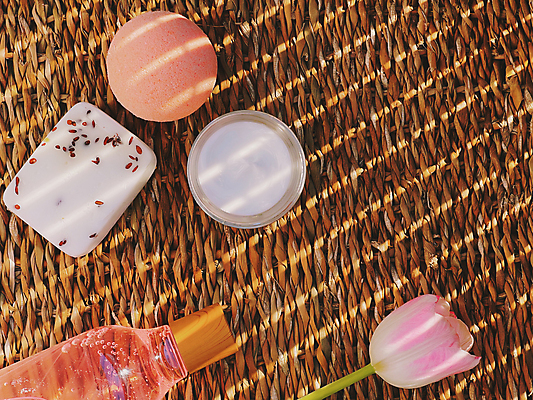 포토 JPG 해외이미지 꽃 사람없음 유기농 스파용품 비누 스킨케어 기초화장품 바디케어 수분크림 입욕제 해외202309 해외포토 식물 웰빙 위생용품 뷰티 스파 화장품 오브젝트 파일형식