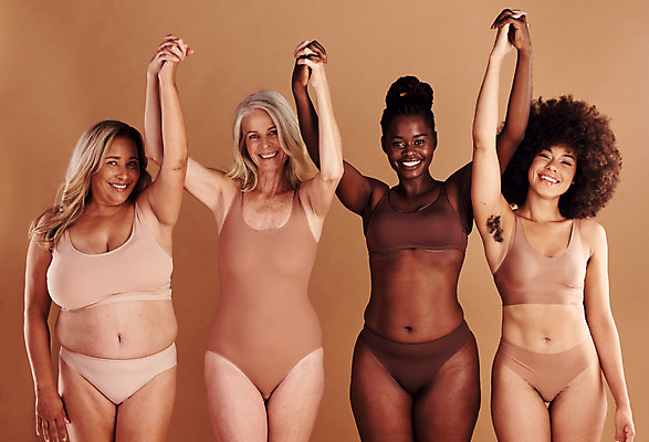 포토 JPG 해외이미지 백인 여자 흑인 함께함 여러명 상반신 성인 앞모습 뷰티 손들기 손잡기 우정 피부관리 다인종 황인 성인여자만 바디포지티브 해외202309 해외포토 서양인 뷰포인트 다수 컨셉 모션 사람 인종 친구 유행 여자만 성인만 파일형식