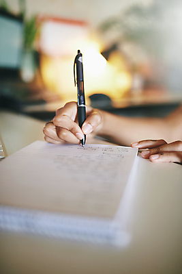 포토 JPG 해외이미지 직업 라이프스타일 여자 행복 비즈니스 사업가 통신 청소년 노동자 한명 사람 성인 컴퓨터 사무실 뷰티 다이어리 검은색 자료 활발 축하 잡기 작업 비즈니스우먼 이메일 연결 종업원 멀리 진짜 카피스페이스 해외202309 해외포토 1 감정 컬러 컨셉 모션 생활 전자제품 사무용품 공백 직장인 파일형식