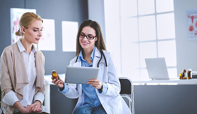 포토 JPG 해외이미지 직업 응시 여자 청진기 건강 병원 대화 두명 노트북 약 듣기 시험 환자 의사 흰색 긴급 가리킴 기록 질병 구조원 문서 약속 처방 방문 문제 돌봄 물리치료사 서류판 소아과의사 심장병 해외202309 해외포토 시선 교육 컬러 의학 의료기기 모션 말하기 사람 손짓 전자제품 사무용품 의료진 치료사 파일형식