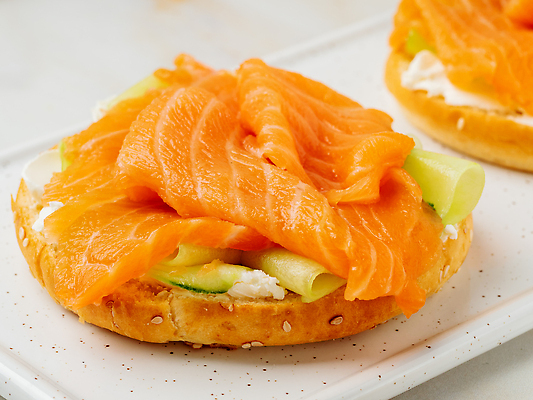 포토 JPG 해외이미지 조각 백그라운드 단면 오이 도마 사람없음 회 신선 연어 베이글 오픈샌드위치 해외202309 해외포토 음식 빵 채소 주방용품 샌드위치 어류 파일형식