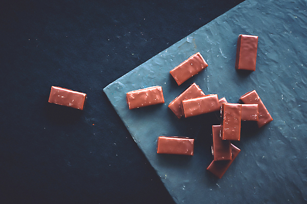 포토 JPG 해외이미지 조각 디저트 사람없음 파란색 하이앵글 갈색 초콜릿 돌판 해외포토 음식 뷰포인트 컬러 돌_바위 파일형식