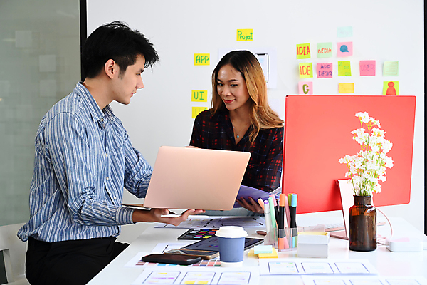 포토 JPG 해외이미지 디자인 여자 남자 종이 비즈니스 설계 앉기 상반신 성인 두명 노트북 모니터 칠판 계획 디자이너 책상 UI 성인만 해외202309 해외포토 직업 가구 컨셉 모션 사람 전자제품 컴퓨터 파일형식