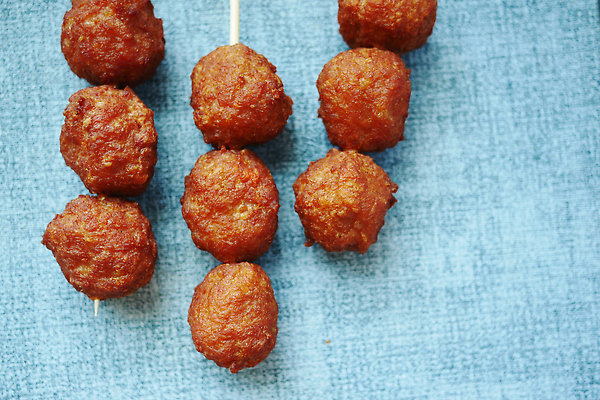 포토 JPG 해외이미지 전통 접시 음식 부분 공 탁자 치즈 파슬리 육류 요리 사람없음 갈색 식사 저녁식사 치킨 신선 뜨거움 원형 닫기 달콤 맛 미트볼 크림 점심식사 단백질 핸드메이드 해외202309 해외포토 도형 식기 컬러 가구 컨셉 채소 식재료 모션 유제품 닭고기요리 영양소 파일형식