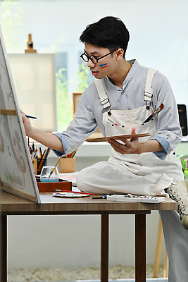 포토 JPG 해외이미지 남자 미술 한명 동양인 상반신 성인 옆모습 붓 그리기 작업실 팔레트 그림 캔버스 성인남자한명만 안경낌 해외202309 해외포토 1 안경 뷰포인트 모션 문화예술 사람 인종 남자한명만 성인남자만 파일형식