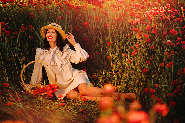 포토 JPG 해외이미지 전신 여자 백그라운드 꽃밭 한명 앉기 성인 옆모습 빨간색 바구니 잡기 화려 양귀비 성인여자한명만 해외202309 해외포토 1 꽃 뷰포인트 컬러 컨셉 모션 사람 여자한명만 성인여자만 파일형식