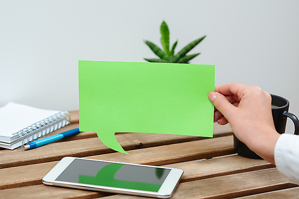 포토 JPG 해외이미지 손 종이 화초 백그라운드 말풍선 아이디어 들기 신체부위 컵 초록색 스마트폰 펜 공책 나무탁자 카피스페이스 해외202309 해외포토 식물 식기 컬러 컨셉 모션 탁자 문구용품 사람 핸드폰 스마트기기 필기구 공백 파일형식