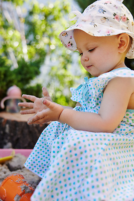 포토 JPG 해외이미지 원피스 한명 상반신 옆모습 귀여움 신생아 모래놀이 여자아기한명만 해외202309 해외포토 1 옷 모래 뷰포인트 컨셉 놀이 사람 아기 여자한명만 여자아기만 파일형식