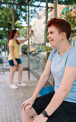 포토 JPG 해외이미지 여자 여행 장난 출입구 거리 버스 건강 웃음 사람 앉기 취미 야외 두명 세로 파티 걷기 힘 산책 기쁨 도시 기다림 도심 역 전차 주말 타운 일요일 일반 통과 교외 그만 소셜 힙스터 해외202309 해외포토 패션 감정 육상교통 교통시설 모션 휴식 대중교통 표정 이벤트 요일 파일형식
