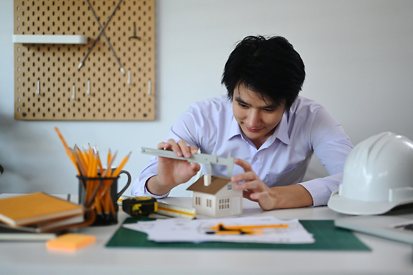 포토 JPG 해외이미지 남자 한명 상반신 성인 연필 다이어리 안전모 연필꽂이 건축모형 성인남자한명만 해외202310 해외포토 1 문구용품 학용품 사람 필기구 모형 사무용품 헬멧 안전장비 남자한명만 성인남자만 파일형식