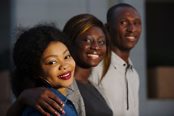 포토 JPG 해외이미지 학생 라이프스타일 응시 얼굴 여행 컨셉 회사 휴가 3 웃음 사람 소녀 소년 세명 여름 친구 청춘 우정 자유 관찰 도시 그룹 만족 대학교 커뮤니티 해외202309 해외포토 시선 계절 여자 남자 감정 어린이 비즈니스 학교 관계 모션 표정 생활 신체부위 파일형식