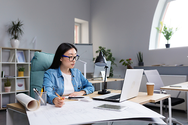 포토 JPG 해외이미지 여자 화분 안경 화초 의자 도안 창문 책장 한명 앉기 상반신 성인 옆모습 노트북 태블릿 사무실 스탠드 기록 스마트 책상 연필꽂이 테이크아웃컵 성인여자한명만 해외202309 해외포토 식물 1 잡화 뷰포인트 가구 컨셉 비즈니스 모션 문구용품 조명 사람 컵 전자제품 스마트기기 여자한명만 성인여자만 파일형식