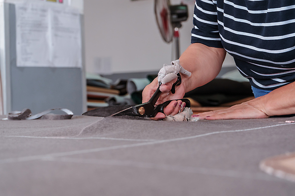 포토 JPG 해외이미지 직업 손 디자인 옷 산업 비즈니스 공장 노동자 직장 취미 사람없음 유행 기계 장비 공구 직물 면 업무 바늘 작업실 실 제조 바느질 천 땀 재단 재단사 방법 핸드메이드 해외202309 해외포토 회사 공업 신체부위 도구 작업 파일형식