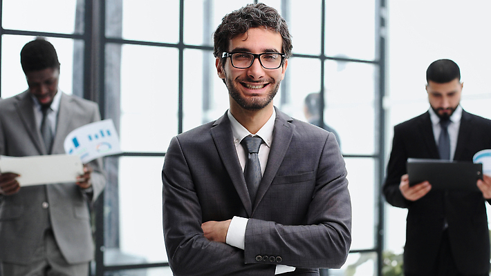 포토 JPG 해외이미지 직업 남자 행복 무기 회사 비즈니스 사업가 성공 협력 노동자 함께함 서기 미소 20대 성인 세명 30대 사무실 비즈니스맨 비즈니스우먼 그룹 우아함 대표 종업원 스마트 동료 직원 다인종 다민족 교차 경영 고용 접기 정중 줄서기 해외202309 해외포토 여자 감정 컨셉 관계 모션 표정 사람 인종 청년 장년 구직 직장인 채용 파일형식