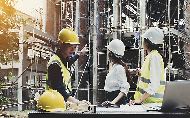 포토 JPG 해외이미지 여자 남자 상반신 성인 야외 옆모습 세명 노트북 건설현장 설계도 가리킴 안전모 책상 확인 건축업자 안전조끼 성인만 건설근로자 해외202309 해외포토 직업 건축 뷰포인트 가구 건설업 사람 손짓 전자제품 헬멧 안전장비 파일형식