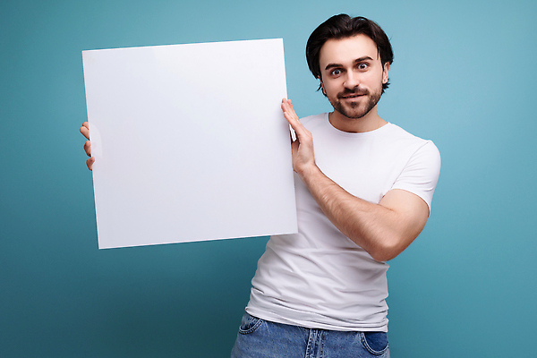 포토 JPG 해외이미지 디자인 남자 행복 감정 백그라운드 컨셉 티셔츠 비즈니스 갈색머리 실내 한명 귀여움 공백 표현 검은머리 흥분 긍정 보여주기 고립 목업 스타일 카피스페이스 밀레니얼 비어있는 해외202309 해외포토 1 헤어스타일 셔츠 모션 사람 내부 경제 파일형식