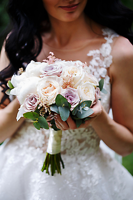 포토 JPG 해외이미지 여자 신부 부케 웨딩드레스 결혼식 한명 들기 상반신 성인 앞모습 성인여자한명만 해외202309 해외포토 1 드레스 뷰포인트 꽃다발 결혼 모션 사람 여자한명만 성인여자만 파일형식