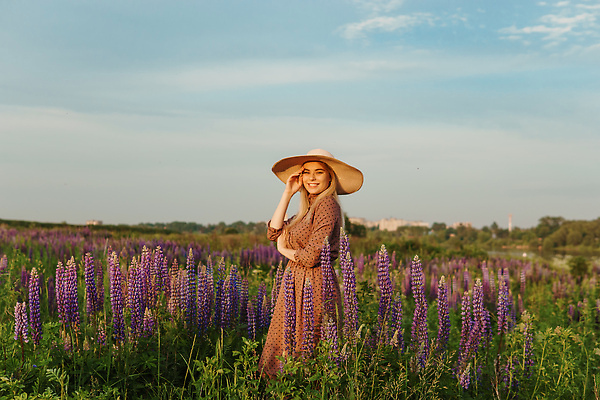 포토 JPG 해외이미지 여자 잎 꽃밭 한명 상반신 성인 야외 뷰티 노을 허브 밀짚모자 내추럴 허브꽃 성인여자한명만 해외202309 해외포토 자연요소 식물 모자_잡화 1 꽃 사람 여자한명만 성인여자만 파일형식