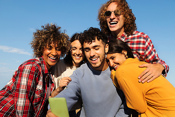 포토 JPG 해외이미지 주간 백인 학생 행복 흑인 인터넷 청소년 하늘 휴식 함께함 서기 웃음 사람 여러명 야외 파란색 스마트폰 핸드폰 우정 자유 그룹 연결 결합 셀프카메라 주말 5 다인종 온라인 공유 소셜미디어 해외202309 해외포토 자연요소 서양인 감정 컬러 다수 컨셉 모션 표정 인종 친구 전자제품 스마트기기 숫자 사진촬영 파일형식