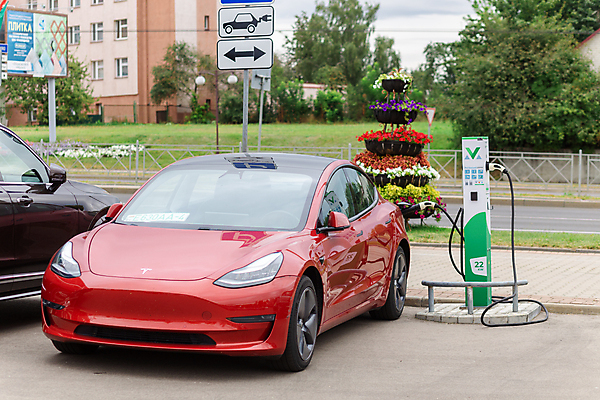 포토 JPG 해외이미지 산업 교통시설 자동차 미래 한명 초록색 환경 힘 재활용 운전 에너지 도시 콘센트 플러그 역 연결 에코 생태계 연료 잡종 충전 로딩 베터리 생태학 요금 자동 전기자동차 충전기 공급 해외202309 해외포토 1 교육 육상교통 컬러 교통 컨셉 모션 사람 기계 시설 친환경 파일형식