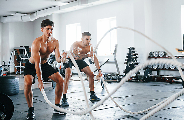 포토 JPG 해외이미지 전신 남자 밧줄 숙이기 성인 두명 앞모습 운동기구 헬스 힘 헬스장 웨이트트레이닝 흔들림 근육질 성인남자만 크로스핏 해외202309 해외포토 줄 뷰포인트 포즈 모션 근육 사람 운동 몸매 남자만 성인만 파일형식