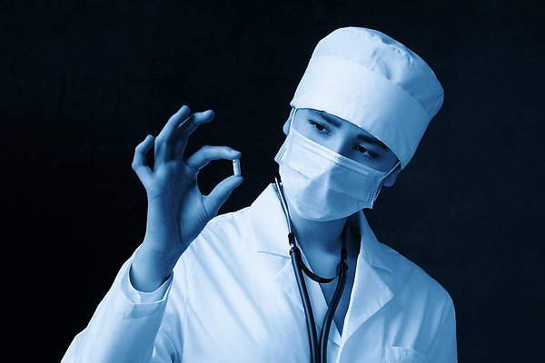 포토 JPG 해외이미지 손 행복 컬러 과학 유니폼 다이어트 청진기 건강 병원 한명 안전 성인 치료 파란색 알약 약 고통 의사 잡기 실험복 도움 닫기 보호 질병 약국 비타민 돌봄 약사 제어 진통제 항생제 해외202309 해외포토 1 옷 감정 컨셉 의학 의료기기 모션 사람 신체부위 의료진 가운 영양소 파일형식