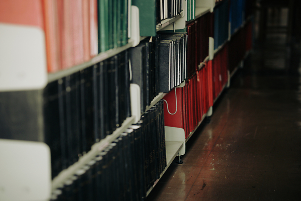 포토 JPG 해외이미지 교육 학교 책장 선반 사람없음 내부 책 학습 스터디 정보 수확 골동품 덮개 클래식 도서관 교과서 대학교 문학 양장본 해외202309 해외포토 가구 컨셉 농업 교재 뚜껑 파일형식