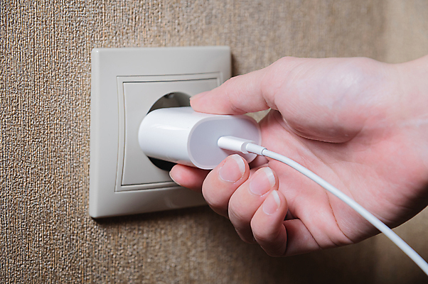 포토 JPG 해외이미지 1 손 여자 선 벽 컨셉 주택 실내 안전 사람 사람없음 전자제품 힘 장비 흰색 콘센트 플러그 코드 연결 볼트 연료 세대 해외202309 해외포토 컬러 내부 건물 신체부위 공구 파일형식