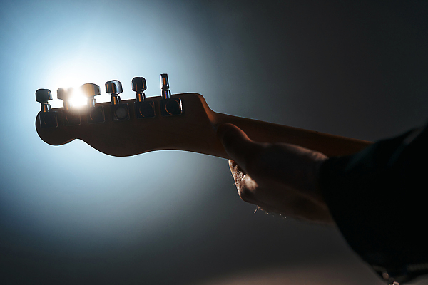 포토 JPG 해외이미지 남자 실루엣 줄 음악 백그라운드 곡선 신체 노래 손가락 놀이 기술 미술 한명 서기 사람 성인 가로 파란색 소리 콘서트 공연 연주자 음악가 에너지 무대 기구 기타 표현 악단 분위기 클래식 클럽 예술가 기타리스트 빛망울 재즈 뮤지컬 베이스 플레이어 생존 해외202309 해외포토 직업 1 손 선 컬러 컨셉 모션 현악기 문화예술 촬영기법 이벤트 빛 파일형식